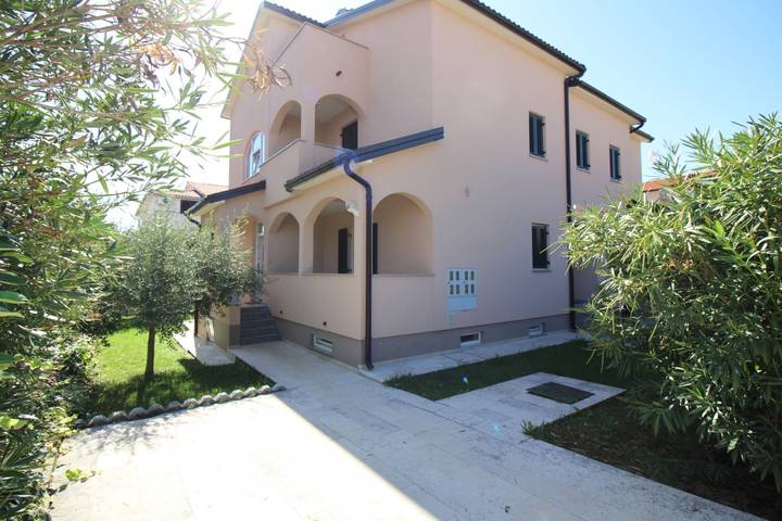 Ferienwohnung für 4 Personen, mit Terrasse und Garten in Poreč