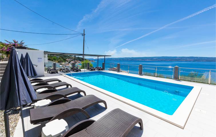 Ganze Ferienwohnung, Gemütliche 2-Zimmer-Wohnung mit Pool, Terrasse und nur wenige Schritte vom Strand entfernt in Jesenice, Omis-Riviera