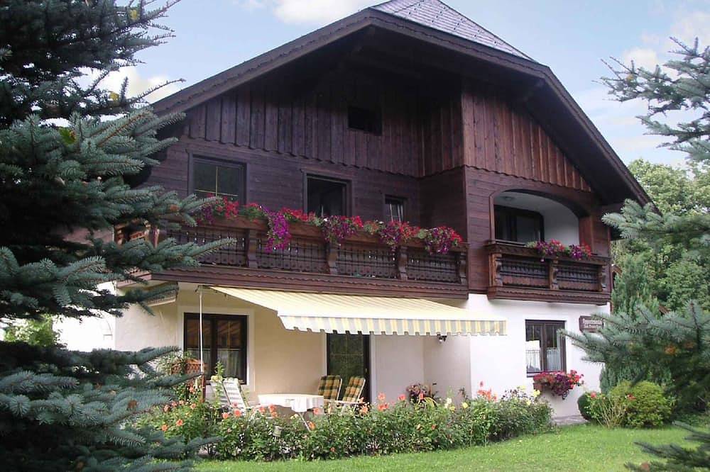 Ganze Wohnung, Ferienwohnung mit Balkon in idyllischer Lage in Strobl, Bezirk Salzburg-Umgebung