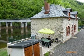 Gîte pour 8 personnes, avec terrasse à Soursac