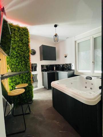 Gîte pour 2 personnes, avec jacuzzi à Chauny