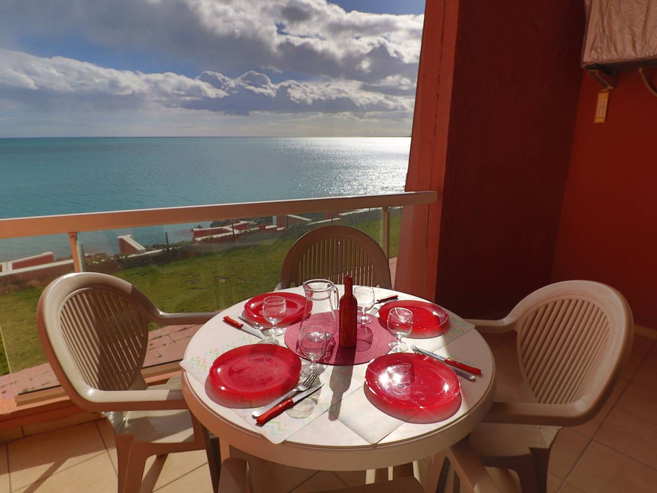 Entire apartment, 38m² apartment with air conditioning, terrace and private parking for 4 people in Sete, Mediterranean Coast (France)