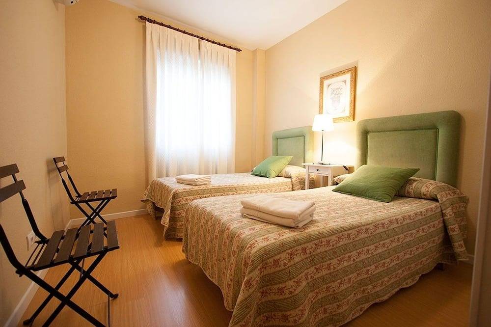 Apartamento entero, Macarena Flat  7 pax 3 dormitorios 2 baños a 10 minutos del centro in Casco Antiguo, Sevilla