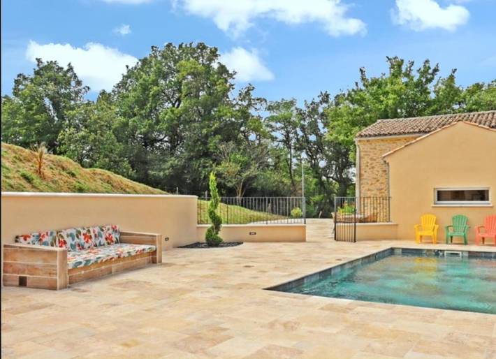 Location de vacances pour 6 personnes, avec jardin et piscine à Divajeu