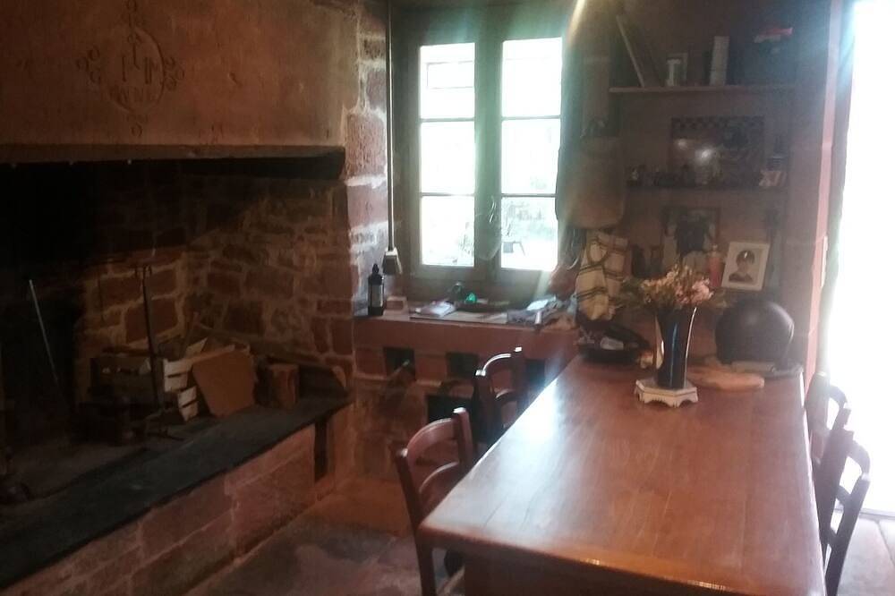 Petite maison dans le bas de Collonges la Rouge, avec jardin privatif. in Collonges-la-Rouge, Région de Brive-la-Gaillarde