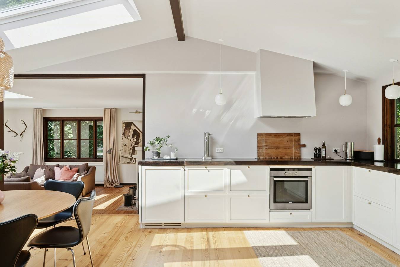 Arkitekttegnet hus med to fløje ved Tisvilde Hegn in Tisvilde, Kattegat