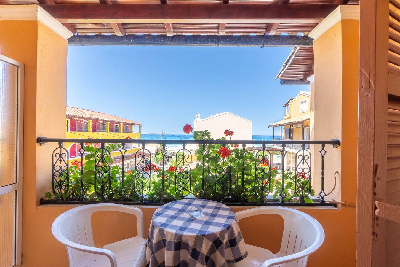 Entire studio, Studio Apartment 'Mires House Side First Floor 8' with Shared Pool, Wi-Fi and Air Conditioning in Agios Gordios, Corfu