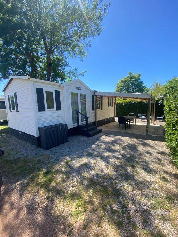 Camping pour 5 personnes, avec jardin et jacuzzi ainsi que bassin pour enfant et piscine à Gassin - 3