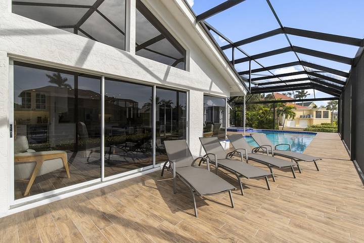 Vacation home for 8 people, with terrace and yard as well as hot tub, with pets in Marco Island