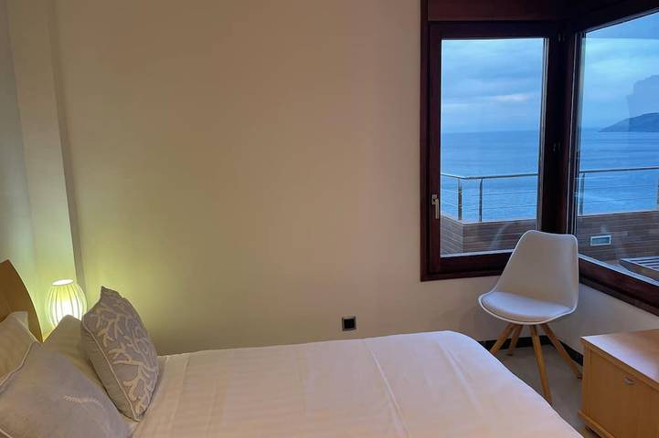 Apartamento entero, Ático de lujo con terraza y jaquzzi las vistas panorámicas al mar in Platja del Cau del Llop (Llanca), Llansá