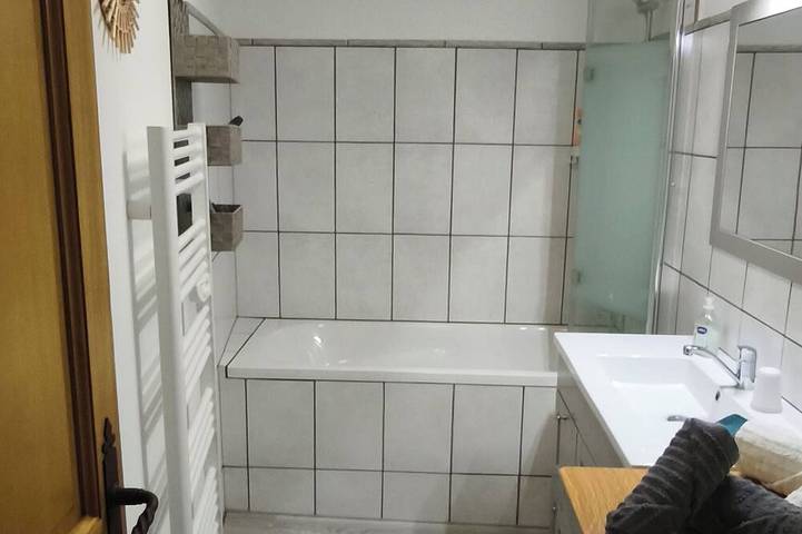 Appartement entier, Ville touristique  Appartement très confortable et lumineux. in La Charité-sur-Loire, Vallée de la Loire