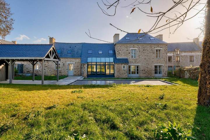 Location de vacances pour 12 personnes, avec piscine et jardin à Tréméreuc