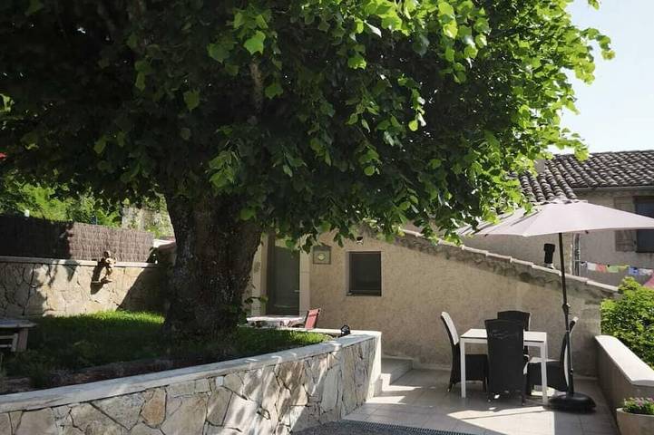 Gîte pour 2 personnes, avec terrasse ainsi que piscine et jardin à Barret-sur-Méouge