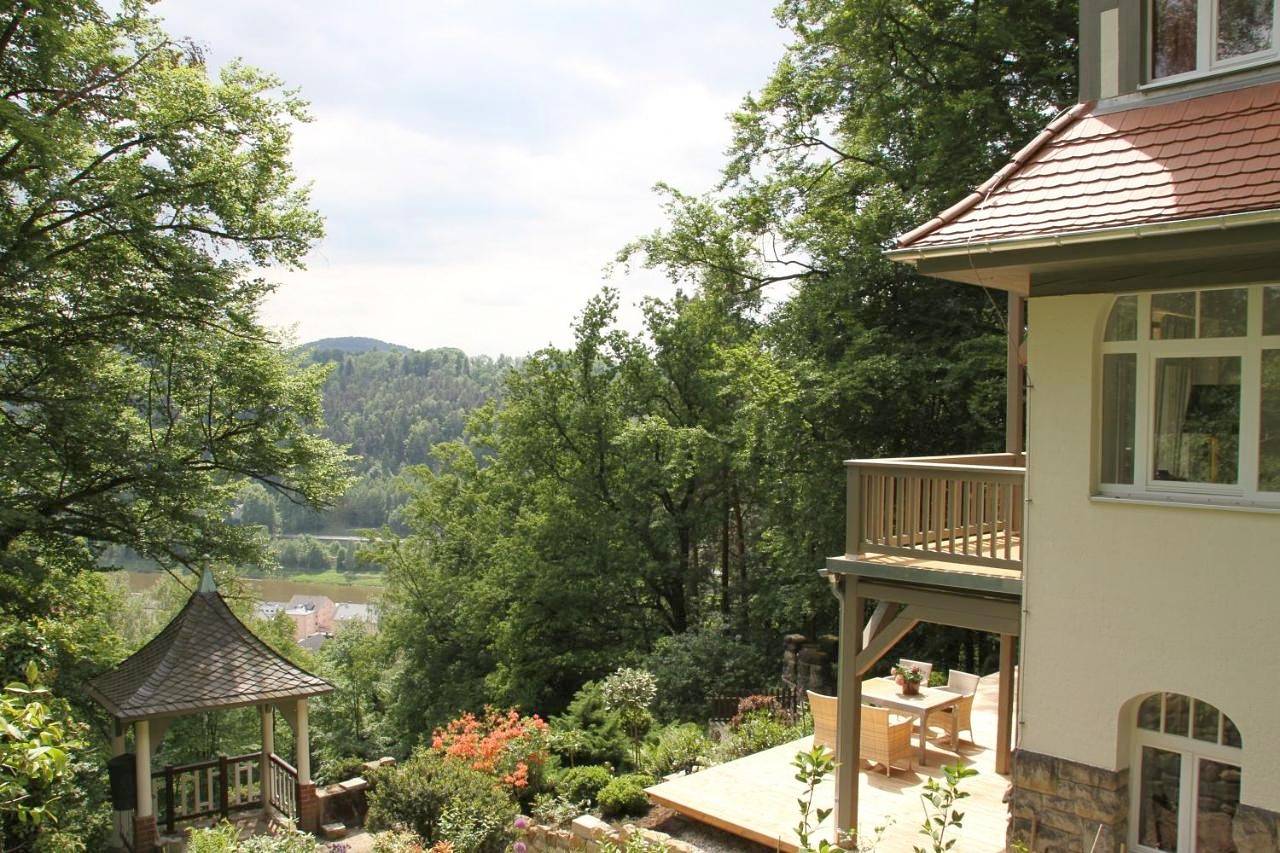 Villa Sonnenburg Gästehaus - Blick auf die Stadt und die Elbe - Parkplatz in Bad Schandau, Elbsandsteingebirge