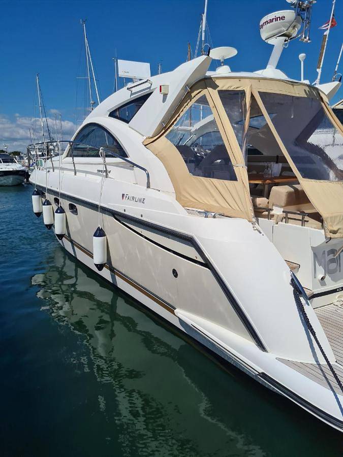 Boat for 4 people, with view in England