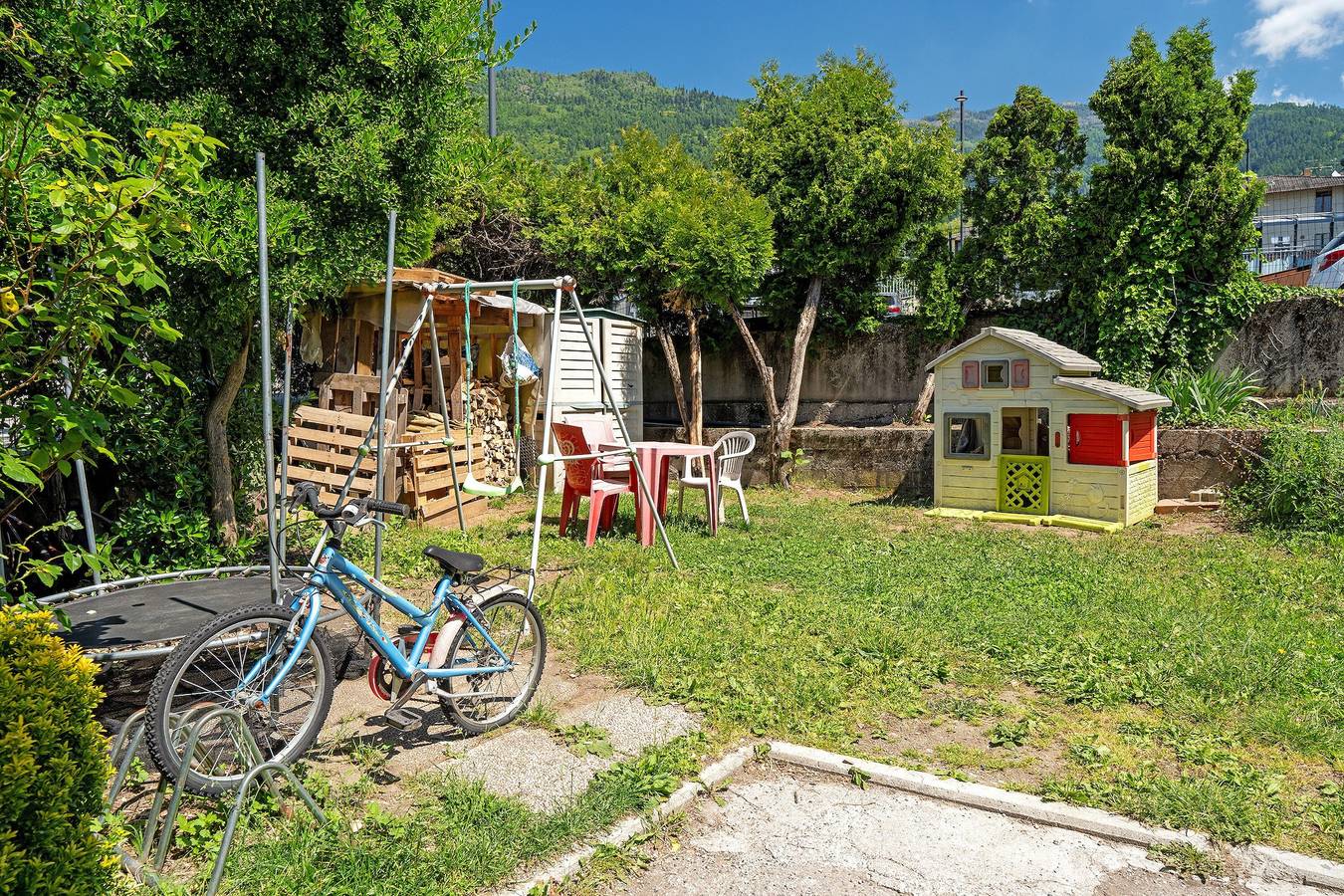 Casa vacanze 'Rosa' con vista montagna, giardino in comune e balcone in Levico Terme, Lago di Caldonazzo