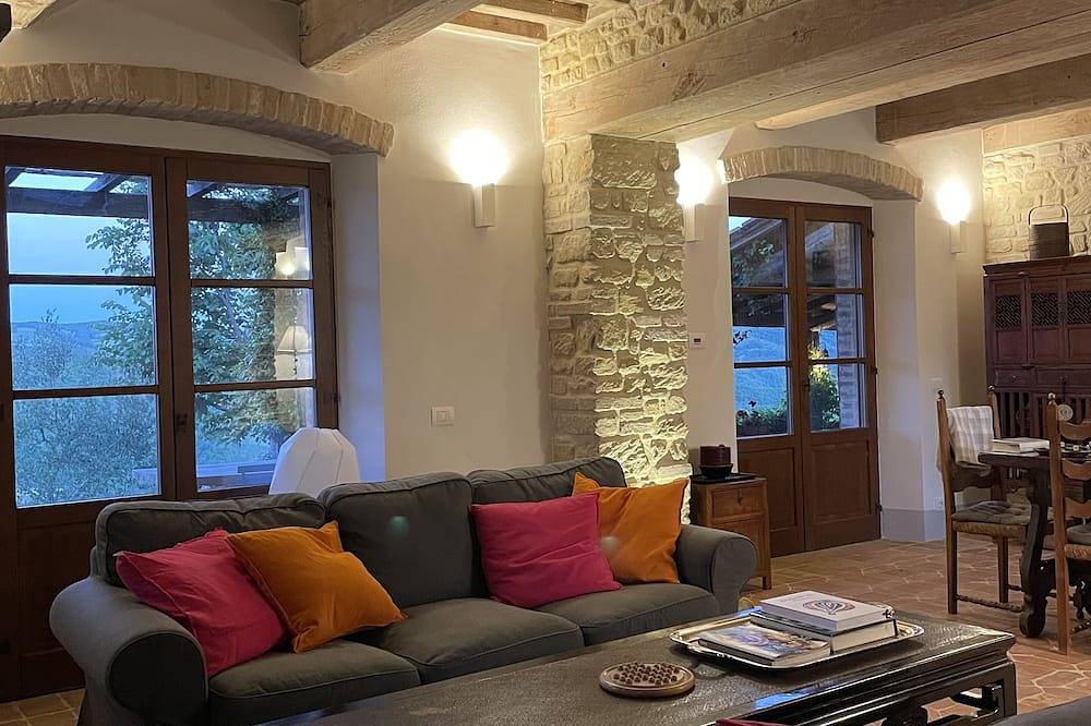 Casa de campo familiar perfecta para 12 personas con una impresionante piscina infinita y un gran jardín in Montone (Italia), Valtiberina