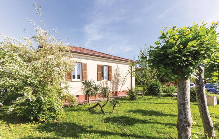 Appartement en bord de mer avec climatisation, parking et piscine in Massa (Italie), Riviera Italienne