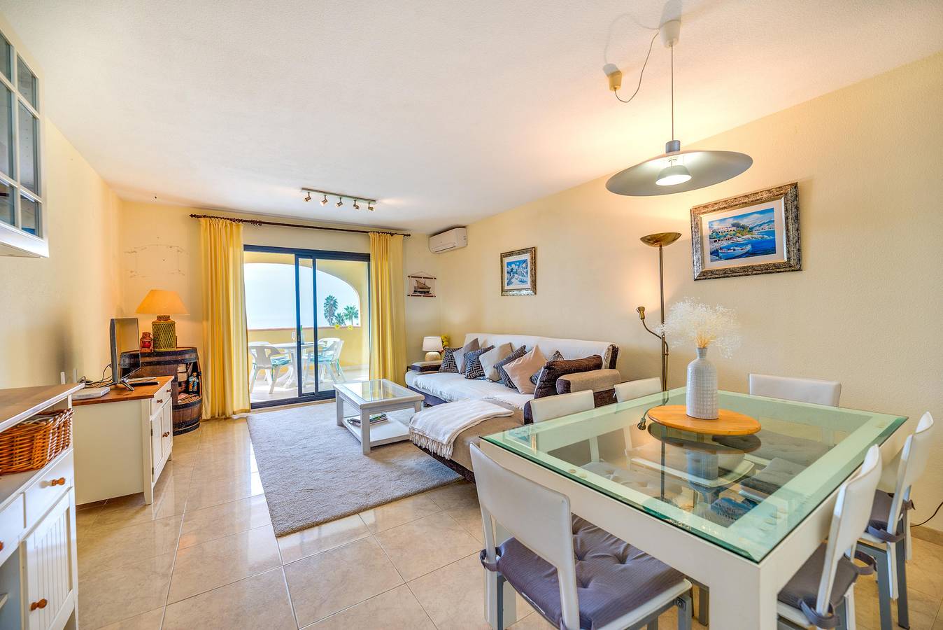 Entire apartment, Doña Lola Sea View Apartment with Shared Pool & Wi-Fi in Urbanizacion Calahonda, Mijas