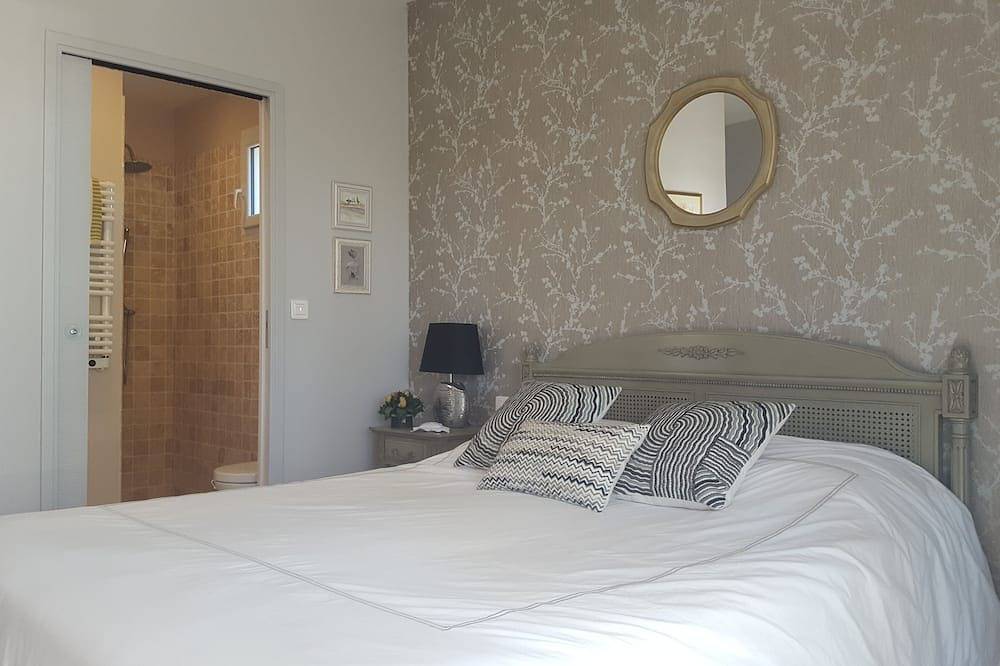 Villa with pool near Uzes, sleeps 5, 3 bedrooms, 1 bathroom, 1 shower room, in Blauzac, Région de Nîmes