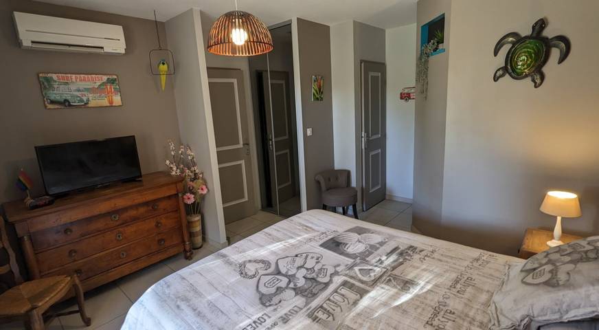Bed and Breakfast 'Chambre - Le Clos Des Fontaines' con piscina privada, Wi-Fi y aire acondicionado in Pernes-les-Fontaines, Parque natural regional del Mont Ventoux