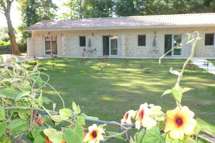Gîte pour 22 personnes, avec piscine ainsi que jacuzzi et jardin