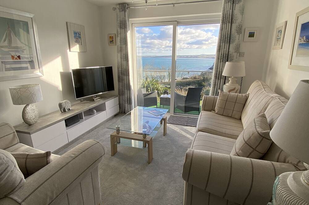 Entire apartment, Sea view apartment with balcony and gardens. Private path to the beach. in Carbis Bay, Cornwall