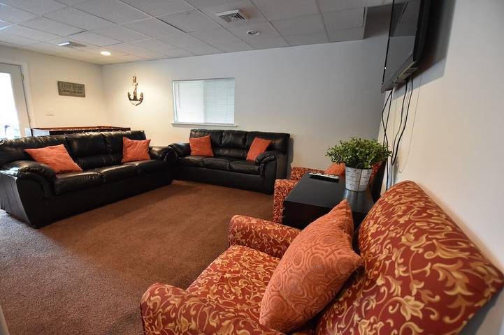 Chalet for 18 people, with hot tub and yard as well as terrace and pool in Pocono Mountains