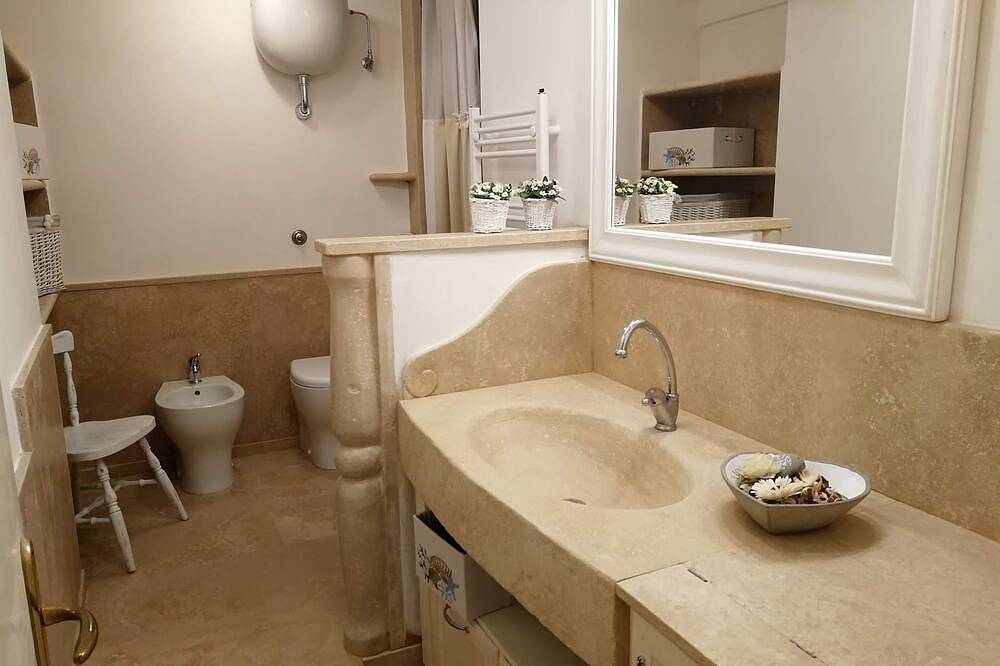 Entire apartment, Bougainvillea 3+2 - One Bedroom Apartment, Sleeps 5 in Marina di Castagneto Carducci, Etruscan Coast