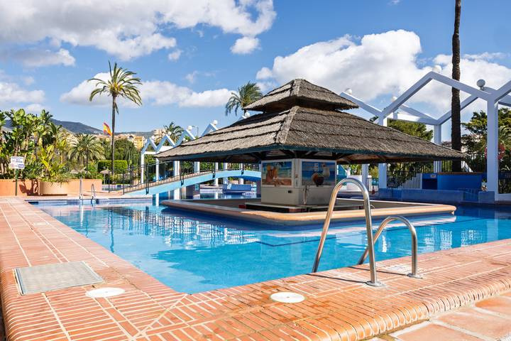 Apartamento para 3 personas, con terraza y jardín, Se admiten mascotas en Benalmádena