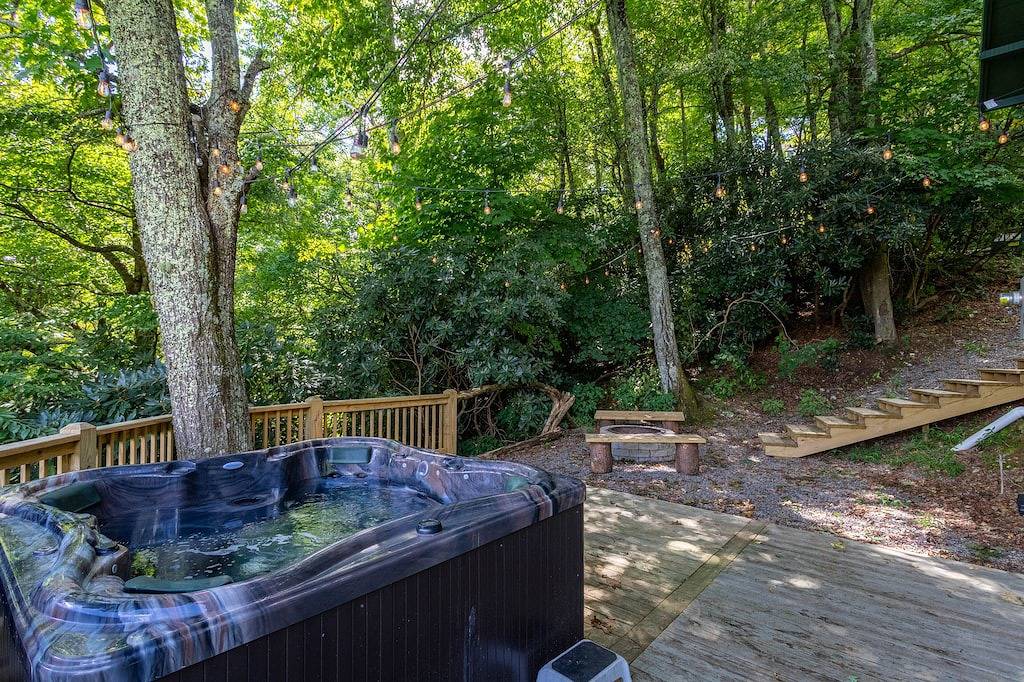 Parkway Hideout - privacy, hot tub, views, pool table close to Boone and Blowing Rock in Blue Ridge Parkway, Aho