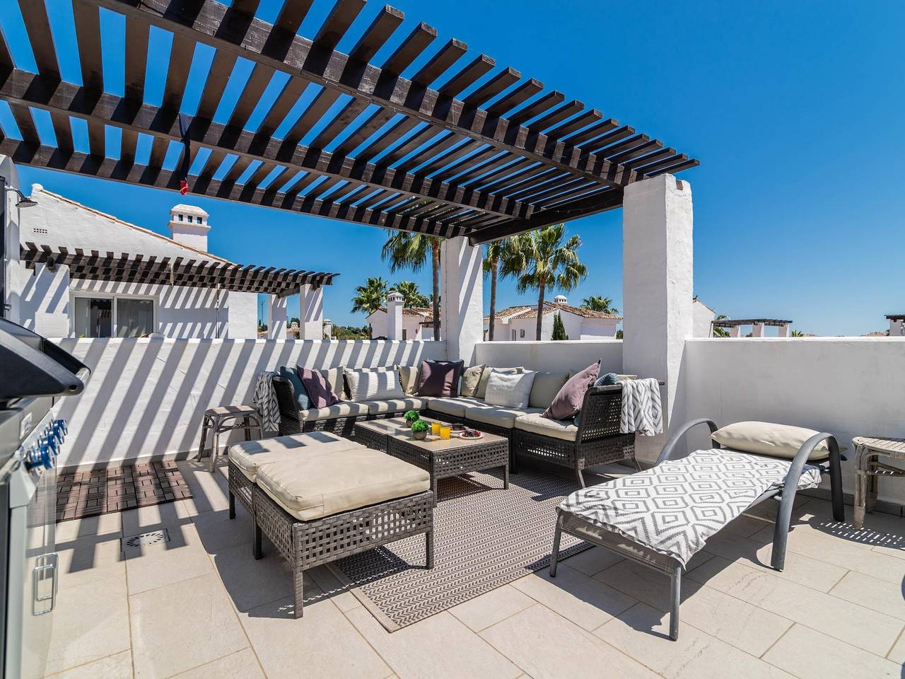 Entire holiday apartment, Modern 2 Bedroom Penthouse w/ Terrace, Pool Bbq in Nueva Andalucia Golf Valley, Marbella