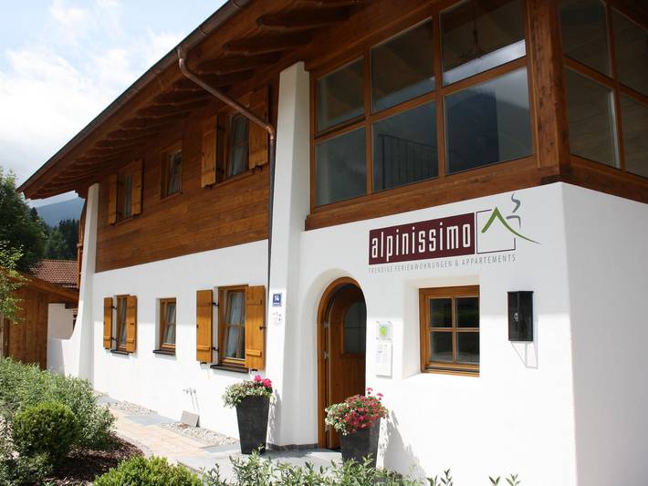 Ferienwohnung für 2 Personen, mit Balkon und Terrasse sowie Garten und Pool in der Zugspitzregion