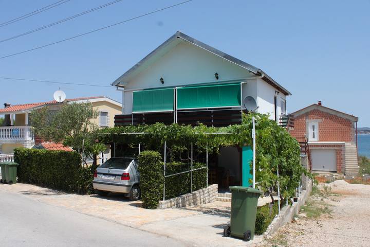 Ganze Wohnung, 3-Zimmer-Ferienwohnung am Strand Tkon, Pasman A-8244-b in Tkon, Pasman