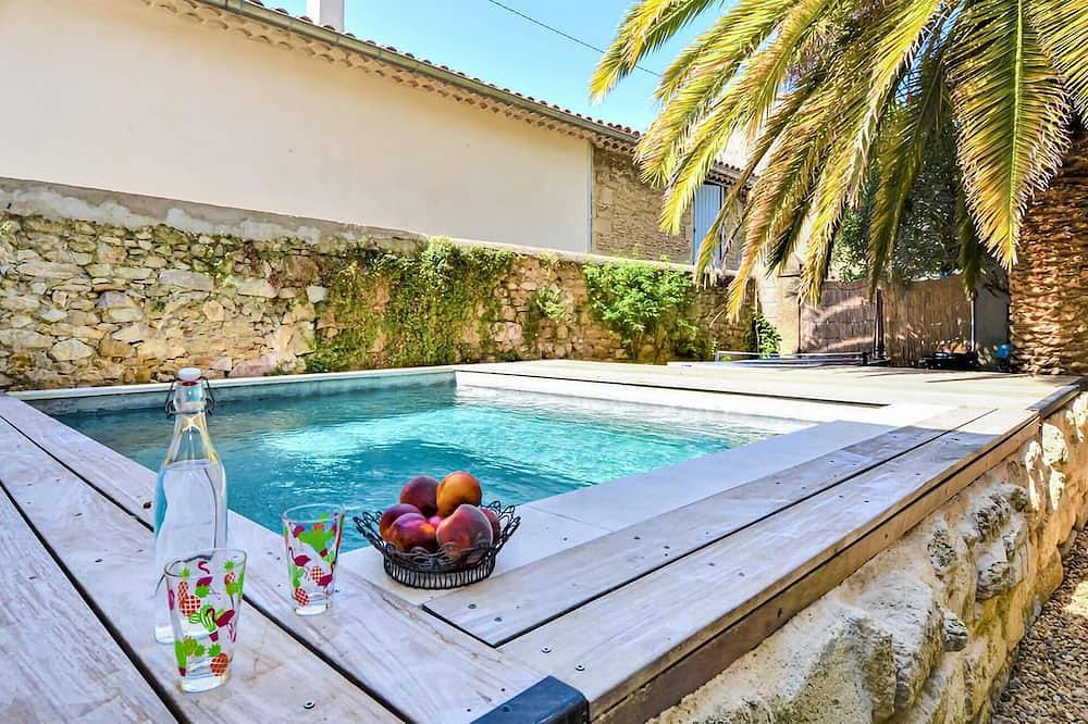 Entire apartment, Lovely apartment in Pujaut with Wifi in Pujaut, Nimes region