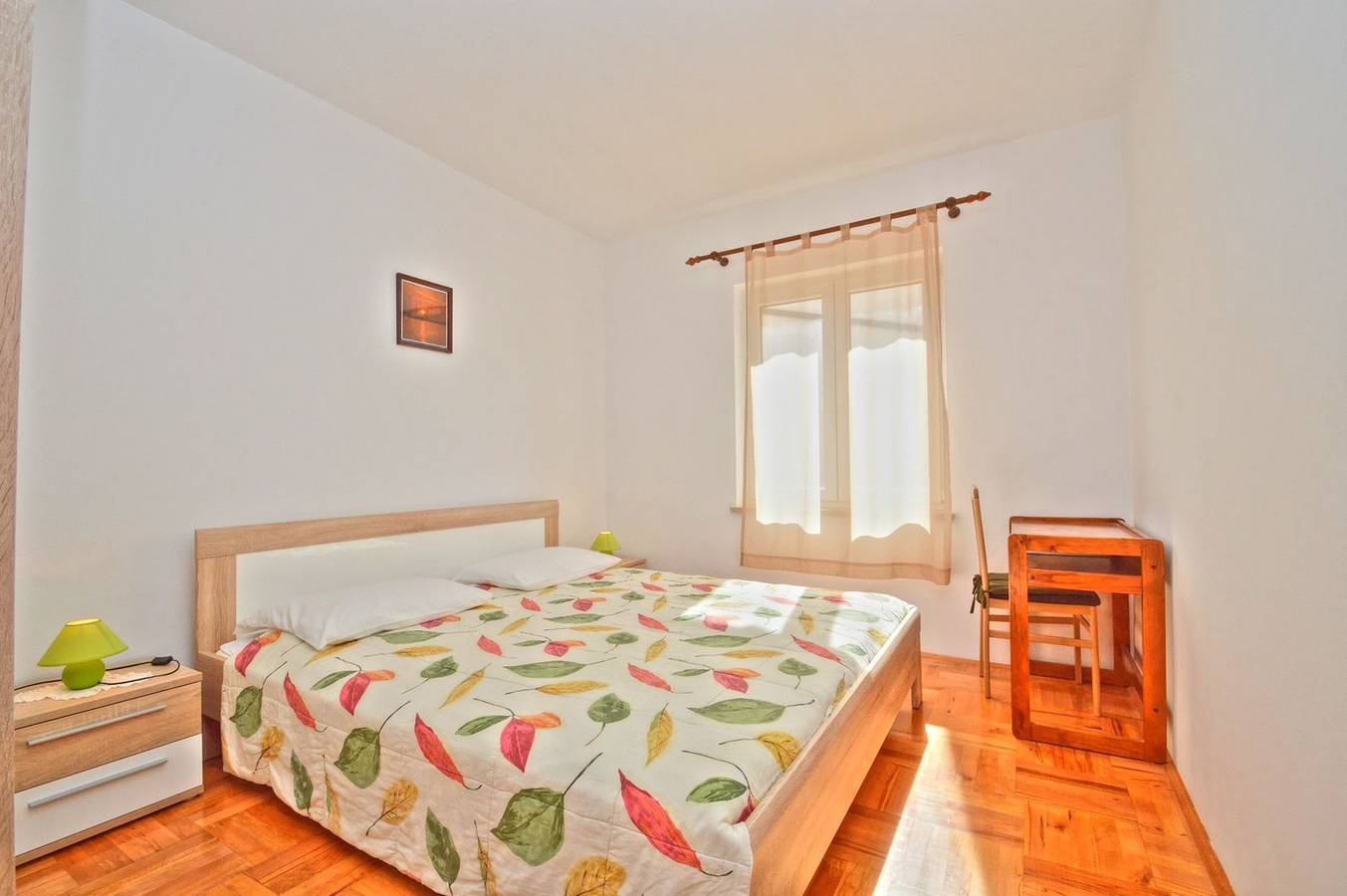 Ganze Wohnung, Das Apartment Rahela 1 in Mali Lošinj, Zagazinjine, geeignet für 4 Personen, im Erdgeschoss besteht aus: zwei Schlafzimmern mit Doppelbetten, Küche und Esszimmer, Wohnzimmer und Terrasse. in Mali Lošinj, Lošinj