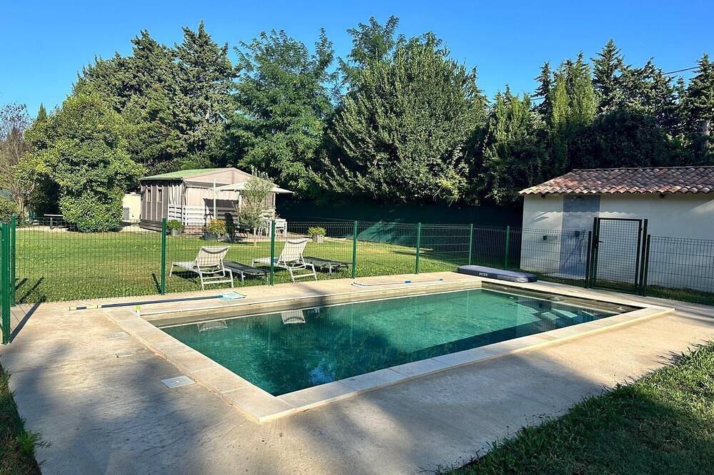 5-person chalet with pool in the Avignon countryside in Avignon, Vaucluse