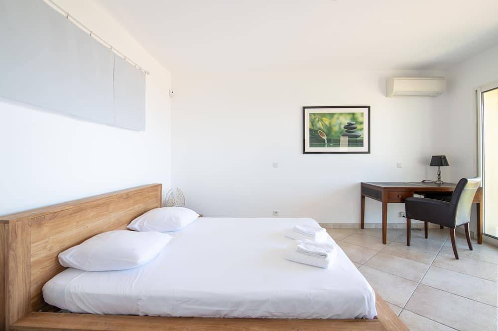 Magnifica villa piscina riscaldata jacuzzi vista mare panoramica a 3 km dalla spiaggia in Serra di Ferro, Ajaccio e dintorni