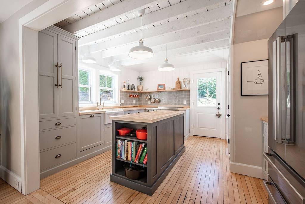 Kennebunk 5 Bedroom 3.5 Bathroom Cottage and Bunkhouse— Walk to Beach and Town! in Kennebunk, York County