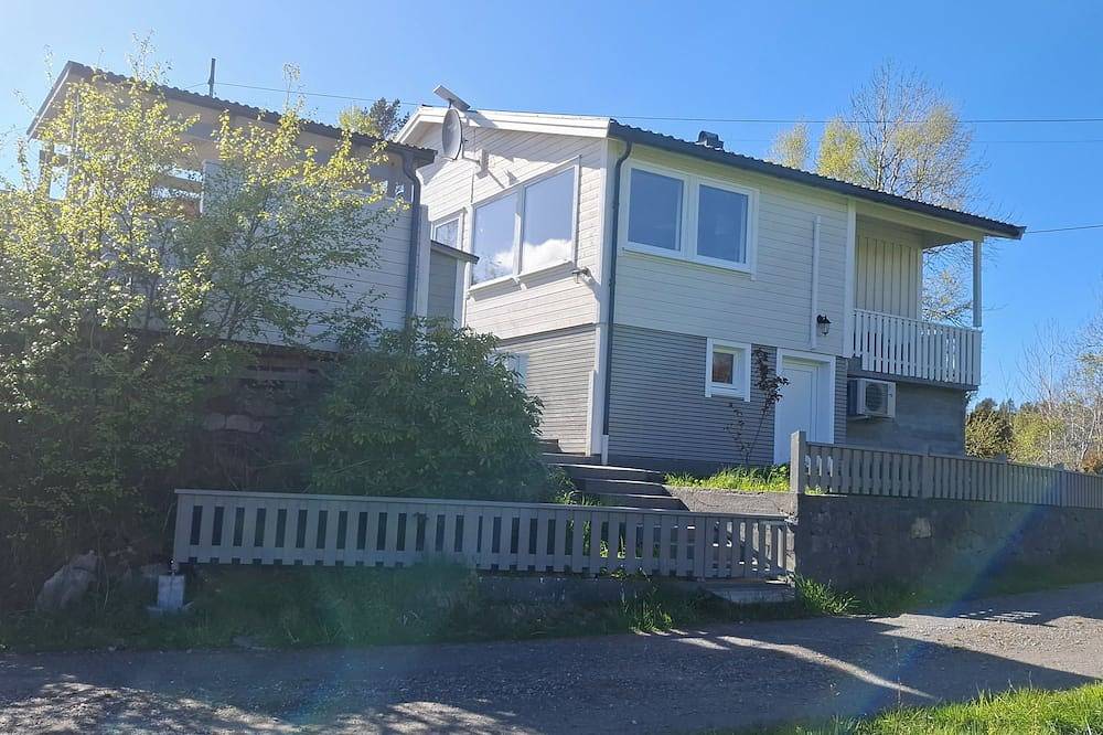 Ferienhaus direkt am Fjord\nnur 20 m von Wasser entfernt in Aure, Nördliches Fjordnorwegen