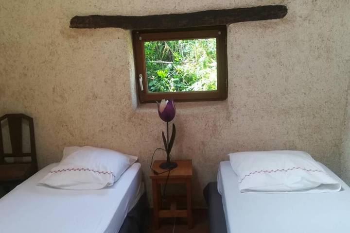 Location de vacances pour 2 personnes, avec terrasse à Lopérec - 2