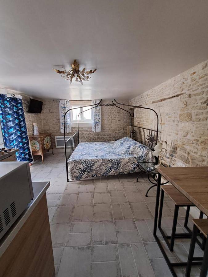 Gîte pour 2 personnes, avec terrasse ainsi que jacuzzi et piscine à Longré