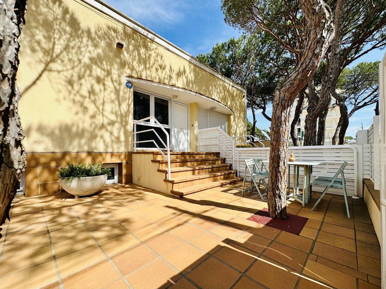 Charming Villa Brisa in Playa de Aro, 90m from Beach, with Terrace, Garage, and Ac in Platja d'Aro, Costa Brava