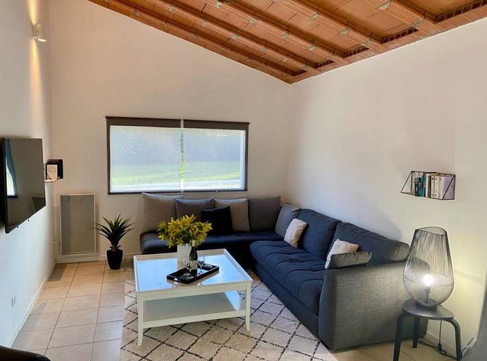 Gîte pour 8 personnes, avec terrasse ainsi que jardin et piscine à Sauzet - 3