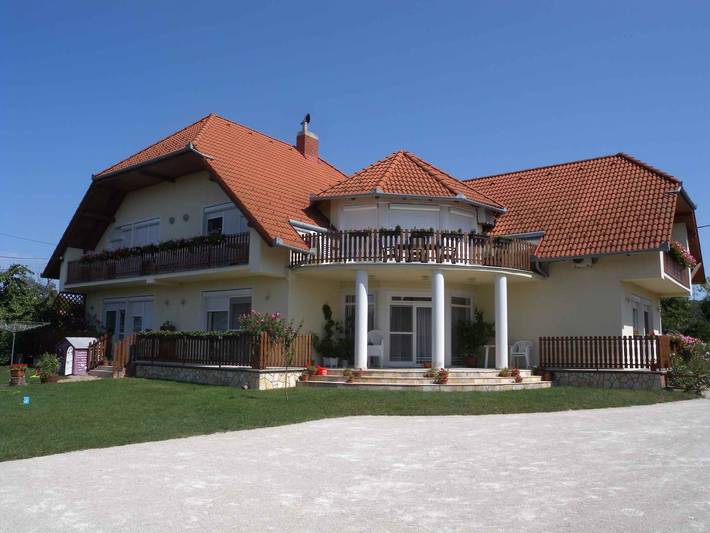 Ganze Ferienwohnung, Ferienwohnung mit Außenpool und Klimaanlage in Gyenesdias, Balaton Hochland Nationalpark