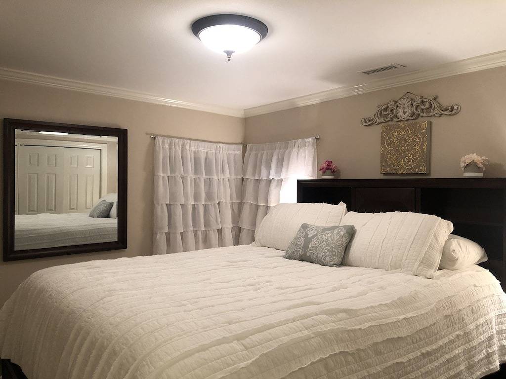 Charming, Peaceful and Newly Renovated 2 Bedroom Cottage! in Broadmoor, Colorado Springs