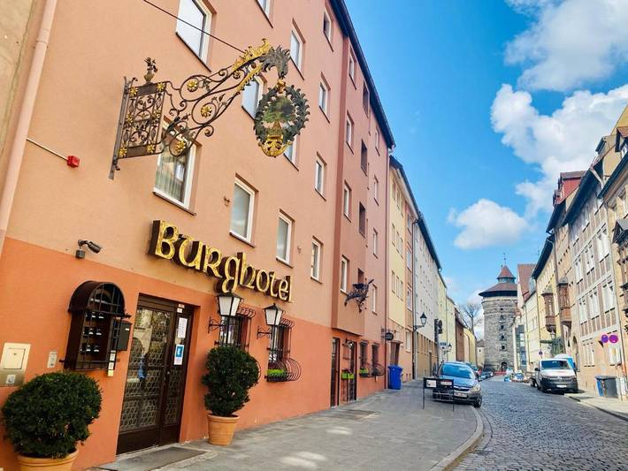 Hotel, mit Terrasse und Garten sowie Pool und Sauna in Nürnberg - 3
