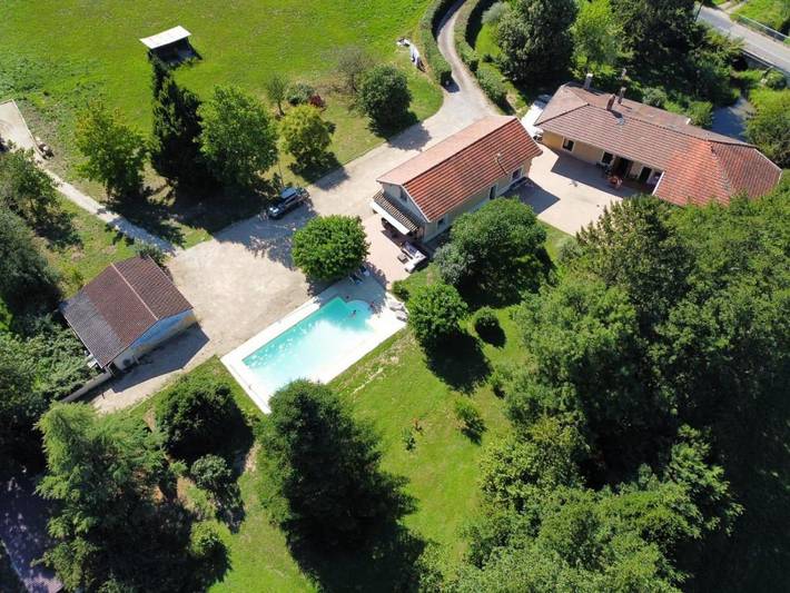 Gîte pour 4 personnes, avec terrasse et piscine ainsi que vue et jardin à Biziat - 2