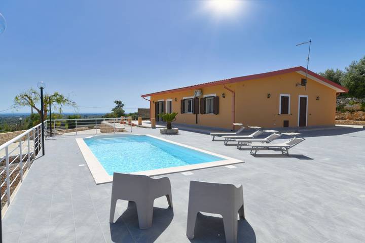 Villa per 8 persone, con Terrazza e Piscina a Floridia