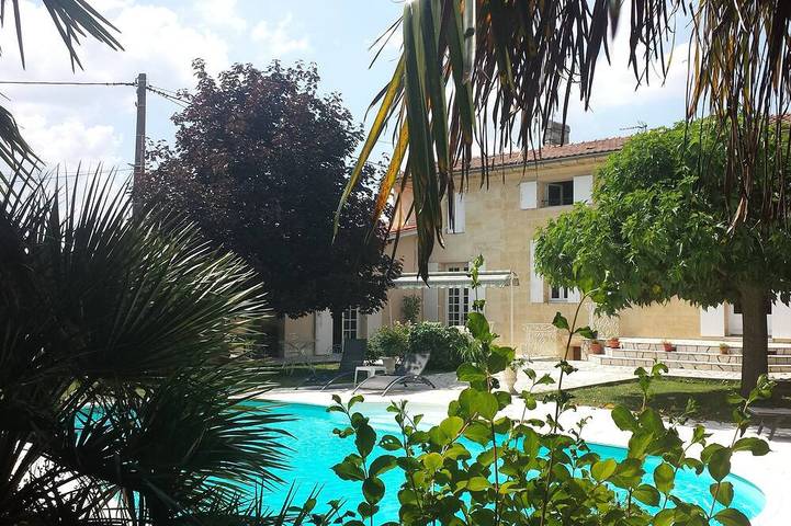 Gîte pour 5 personnes, avec Terrasse ainsi que Jardin et Piscine à Saint-Sulpice-de-Faleyrens